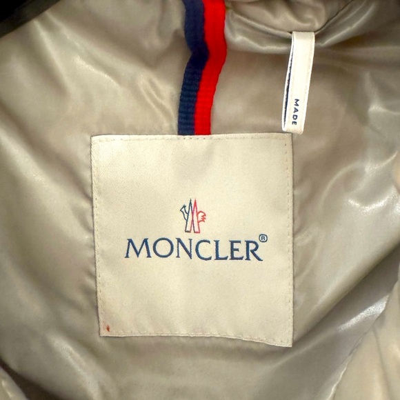 Moncler
Guery Giubbotto Down Jacket - Picture 6 of 12